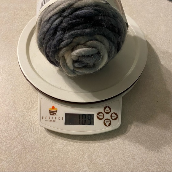 Lot of 4+ Lion Brand Wool-Ease roving stripes grey white black 617 Hickory yarn - Picture 9 of 11